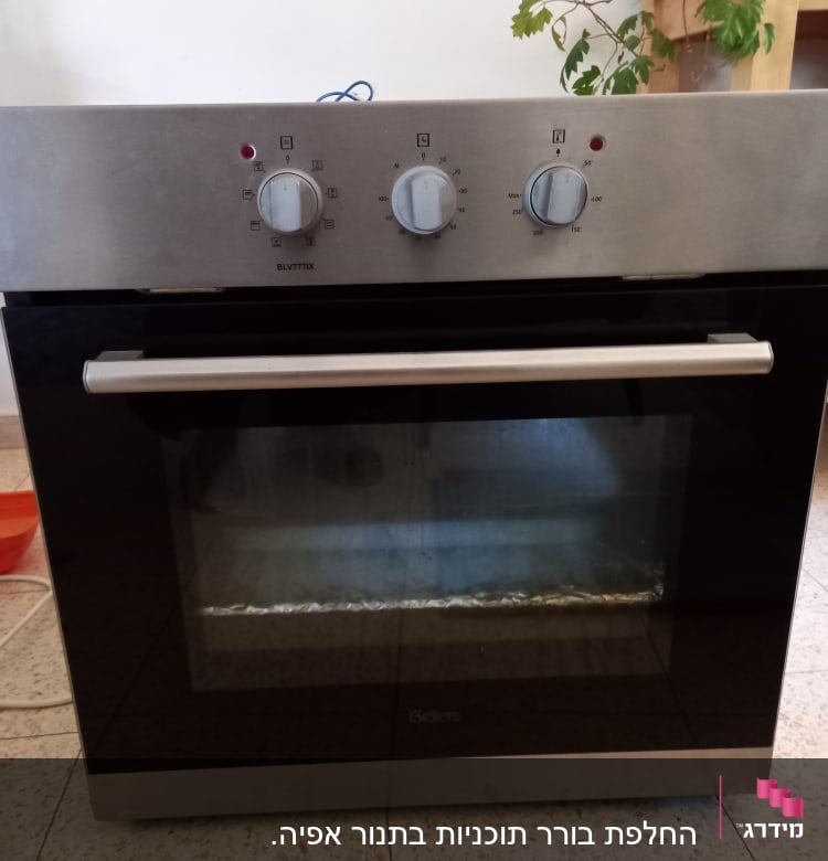 תנור אפייה עם כפתורי שליטה וטיימר